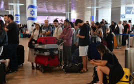 נוסעים תקועים בנתב"ג (צילום: אבשלום ששוני)