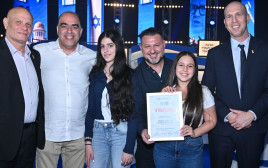 מנכ"ל המועצה הציונית בישראל עו"ד עוז חיים וסגן יו"ר ההסתדרות הציונית העולמית גיל סגל ביחד עם הזוכים (צילום: אלעד גוטמן)