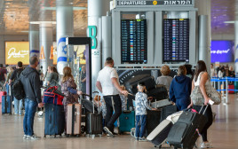 נוסעים מודאגים ליד לוחות הטיסות בנתב"ג (צילום: אבשלום ששוני)