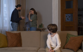 הורים גרושים תחת אותה קורת גג. אילוסטרציה (צילום: FREEPIK)