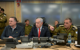 רא"ל אייל זמיר, בנימין נתניהו, ישראל כ"ץ. מתוך הבור של חיל האויר במהלך התקיפות בתימן (צילום: מעיין טואף/לע״מ)