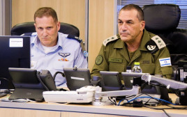 הרמטכ"ל אייל זמיר ומפקד חיל האוויר תומר בר (צילום: דובר צהל)