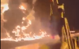 התקיפה בנמל חודיידה (צילום: רשתות ערביות)