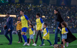 כריסטיאנו רונאלדו עם משפחתו (צילום: GettyImages, Yasser Bakhsh)