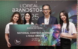 אלי שגיב והזוכות לינוי עזרא, הדר רפאל ודריה סלע (צילום: POPA MEDIA)