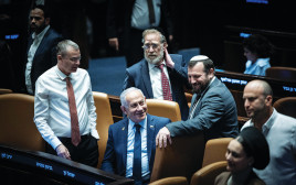 נתניהו עם חברי קואליציה בכנסת השנה (צילום: יונתן זינדל, פלאש 90)