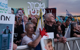הפגנה נגד הממשלה בכיכר הבימה (צילום: אבשלום ששוני)
