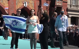 יובל רפאל על השטיח הטורקיז בבאזל (צילום: מתוך ערוץ היוטיוב הרשמי)