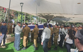 ארונו של רס"ל צביקה פלדמן ז"ל בבית העלמין הצבאי בחולון (צילום: משה כהן)