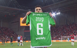 שחקן הפועל באר שבע דן ביטון עם חולצתו של גדי קינדה, שחקן מכבי חיפה (צילום: צילום מסך, מתוך טוויטר)
