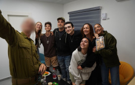 עידן אלכסנדר עם משפחתו בנקודת המעבר (צילום: דובר צהל)