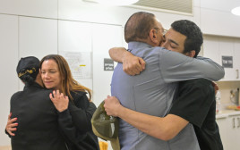 עידן אלכסנדר מתאחד עם משפחתו (צילום: קובי גדעון לע"מ)