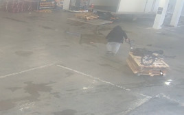 חשוד בגניבת אופניים חשמליים (צילום: מצלמות אבטחה)