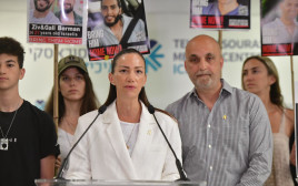 משפחתו של עידן אלכסנדר בבית החולים (צילום: אבשלום ששוני)