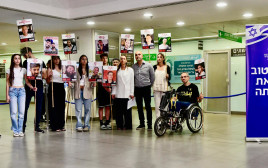 משפחתו של עידן אלכסנדר בבית החולים (צילום: אבשלום ששוני)