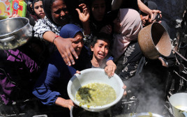 תור לאוכל בעזה, בית להיא (צילום: REUTERS/Mahmoud Issa)