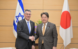 שר החוץ סער עם שר הקבינט היפני (צילום: שלומי אמסלם, לע"מ)
