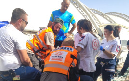 אנשי מד"א ואיחוד הצלה בזירת האירוע באילת (צילום: דוברות איחוד הצלה)