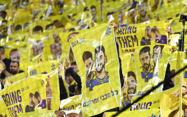 אוהדי מכבי תל אביב במחווה מרגשת לחטופים (צילום: ברני ארדוב)