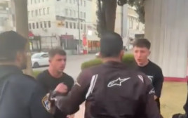 שוטר מכה צעיר (צילום: צילום מסך מתוך רשתות חברתיות)