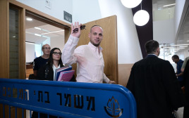 אלי פלדשטיין בבית המשפט (צילום: אבשלום ששוני)