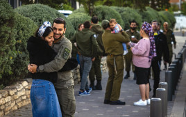 לוחמי מילואים נפרדים מבני משפחותיהם  (צילום: חיים גולדברג פלאש 90)