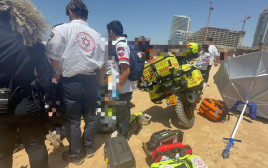צוותי מד"א בחוף בבת ים (צילום: תיעוד מבצעי מד"א)
