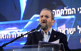 אהוד ברק נושא דברים בהפגנה בכיכר הבימה (צילום: אבשלום ששוני)