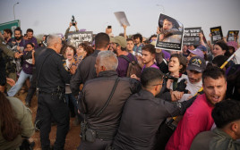 הפגנה נגד החזרה למלחמה, ליד הגבול בעזה (צילום: דוברות המשטרה)