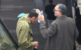 ישראל קטורזה שופך מים על בנו (צילום: פול סגל)