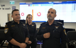 המפכ"ל דני לוי לצד ניצב מני בנימין ראש 433  (צילום: דוברות המשטרה)