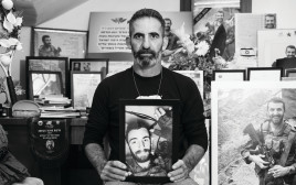 חיבוק אחרון. תערוכת תיעוד אבות שכולים (צילום: יפעת פאר)