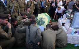 חבריו ליחידה של סמ"ר דנילו מוקנו ז"ל מתאבלים על קברו (צילום: אבשלום ששוני)
