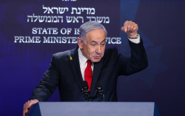 ראש הממשלה בנימין נתניהו במסיבת עיתונאים. 21.5.25 (צילום: אלכס קולומויסקי, פול)