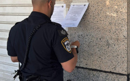 צו סגירה לקייטרינג באור יהודה (צילום: דוברות המשטרה)