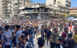 פלסטינים בעזה ממתינים לקבלת סיוע (צילום: רויטרס)