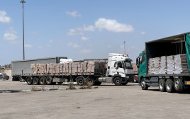 משאיות ממתינות במעבר כרם שלום (צילום: רויטרס)