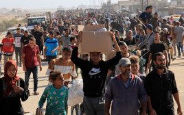 חלוקת סיוע הומניטרי בעזה (צילום: REUTERS/Hatem Khaled)