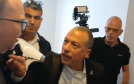 דובר הליכוד מאיים בתלונה במשטרה נגד כתב חדשות 13 אביעד גליקמן (צילום: צילום מסך טוויטר)