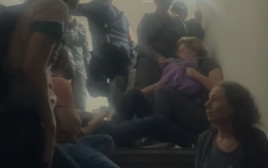 מפגינים קשרו את עצמם מחוץ ללשכת נתניהו במצודת זאב (צילום: צילום מסך)