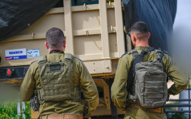 חיילים ליד המערכת החדשה (צילום: דובר צה"ל)