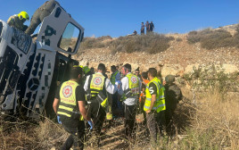 התהפכות משאית (צילום: תיעוד מבצעי מד"א)
