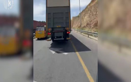 המשאית שהמשטרה עצרה (צילום: דוברות המשטרה)
