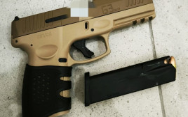 אקדח טאורוס שנתפס אצל החשודים (צילום: דוברות המשטרה)