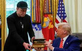 המתנה של טראמפ לאילון מאסק (צילום: רויטרס)