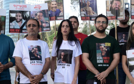 משפחות החטופים ליד שער בגין בקריה בתל אביב (צילום: אבשלום ששוני)
