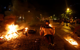 מהומות בפריז (צילום: REUTERS/Abdul Saboor)