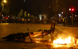 מהומות בפריז (צילום: REUTERS/Abdul Saboor)