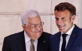 עמנואל מקרון, מחמוד עבאס (צילום: Ludovic Marin/Pool via REUTERS)