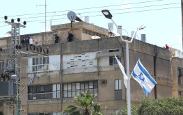 החשוד ברצח מתבצר על גג הבניין בבת ים (צילום: גדעון מרקוביץ'/TPS)